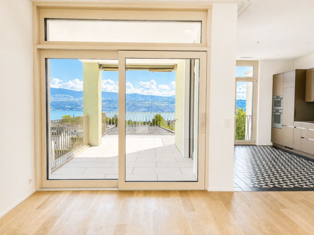 Neue 3.5 Zimmer Attika-Wohnung mit grosser Loggia und atemberaubender Aussicht auf See und Alpenpanorama - Aussicht Wohnzimmer