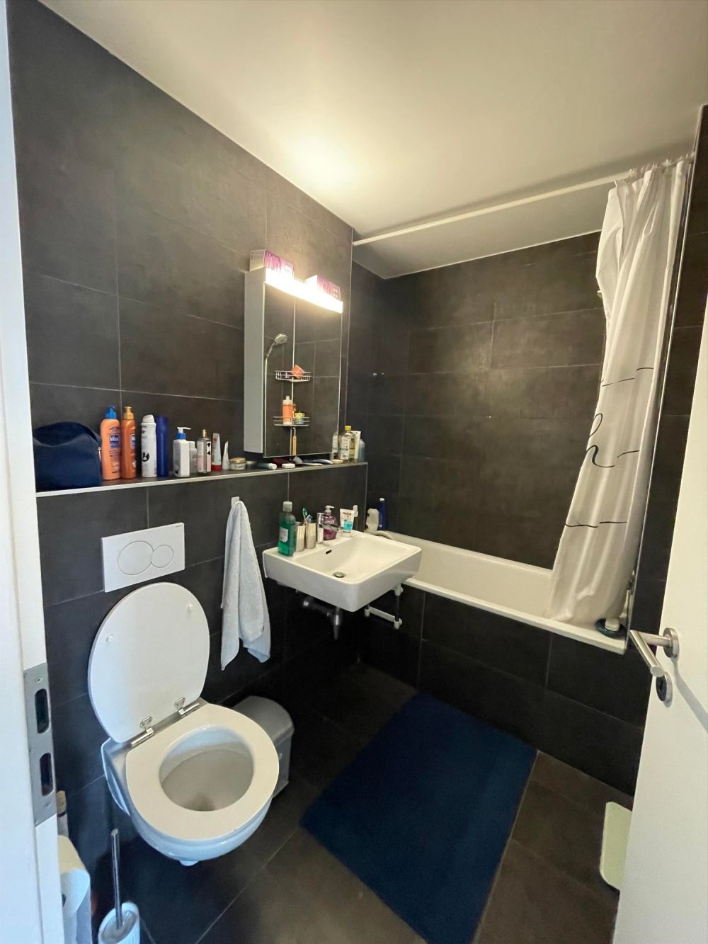 Proche Aéroport, immeuble récent - Bad