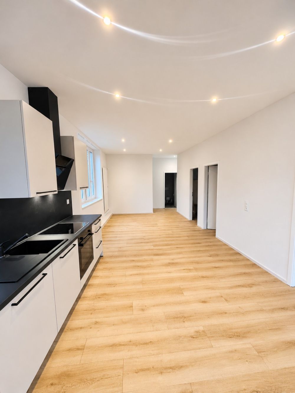 Helle, möblierte Einzelzimmer in frisch totalsanierter Wohnung - Bild 2