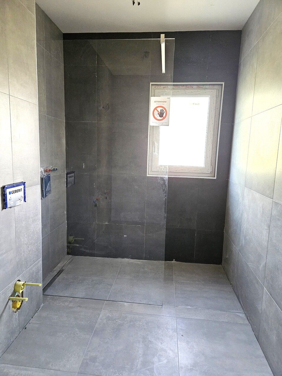 Magnifique appartement NEUF 3.5 pièces (89 m2) dans petit immeuble exclusif (rez + jardin). - Salle de douche