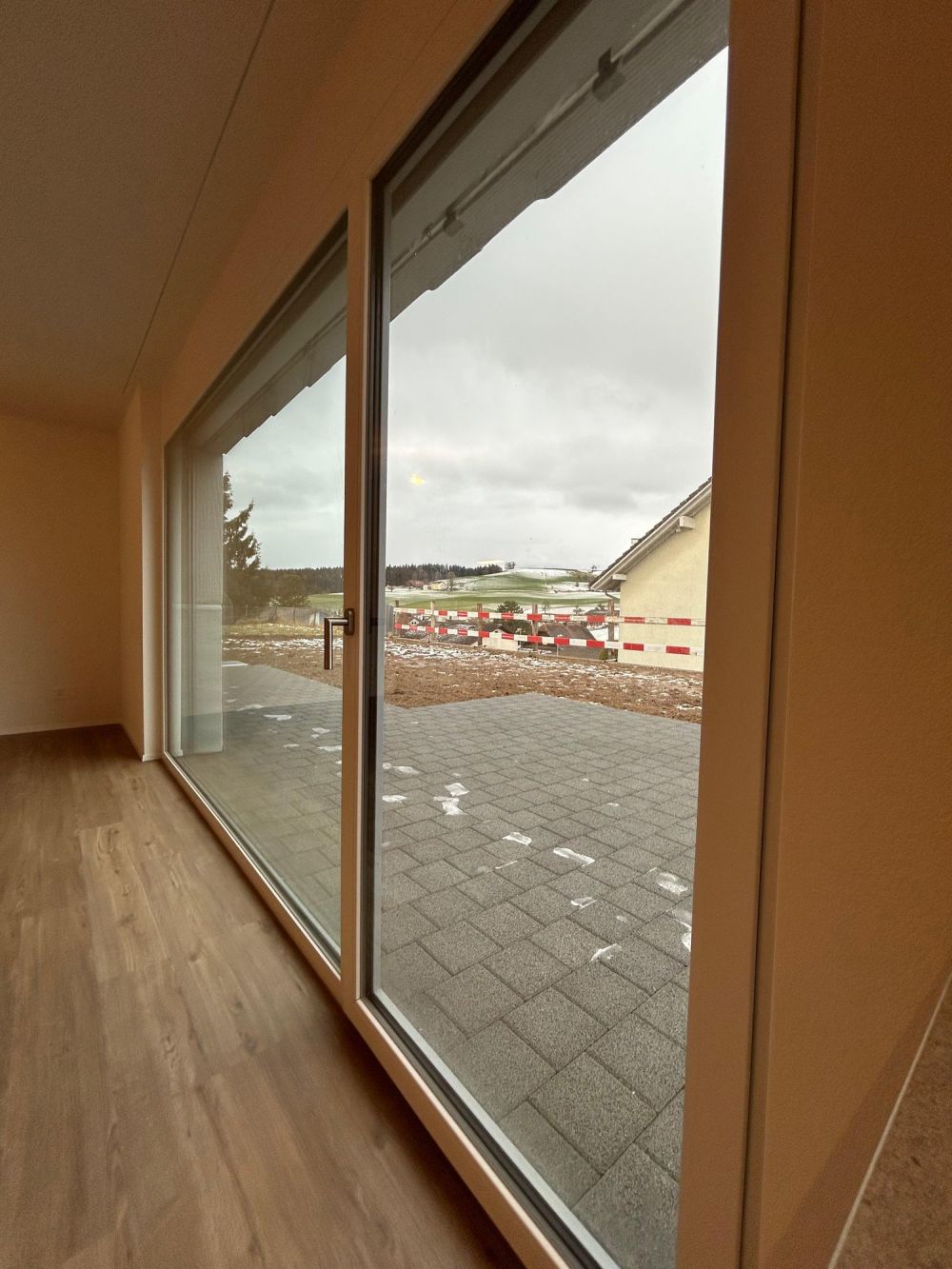 Gartenwohnung (3.5-Zimmer) mit 120m2 privater Rasenfläche und 40m2 Sitzplatz - Bild 4