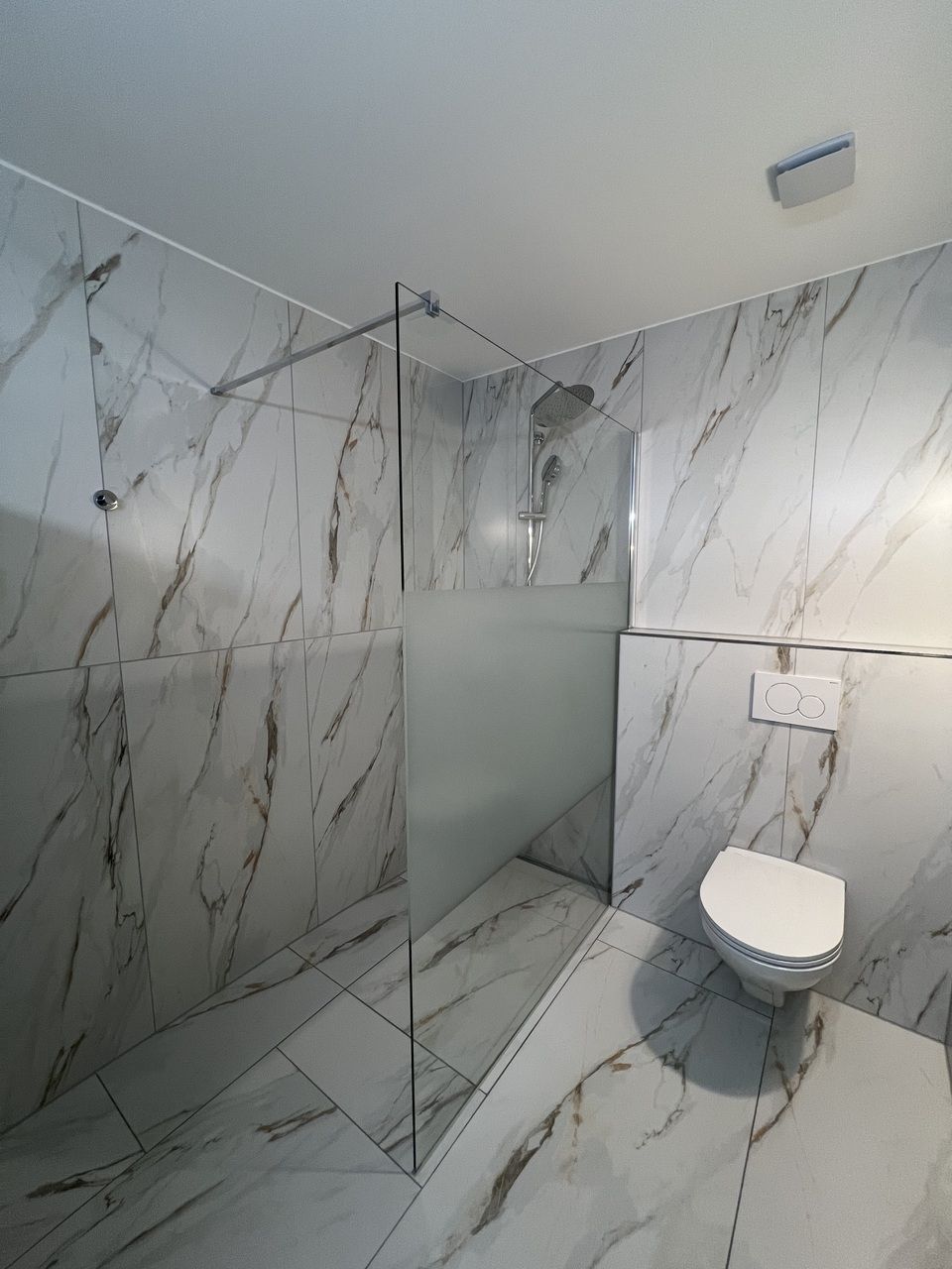 À LOUER - Nouveau 2.5 pièces au rez avec grande terrasse privative. - DOUCHE - WC