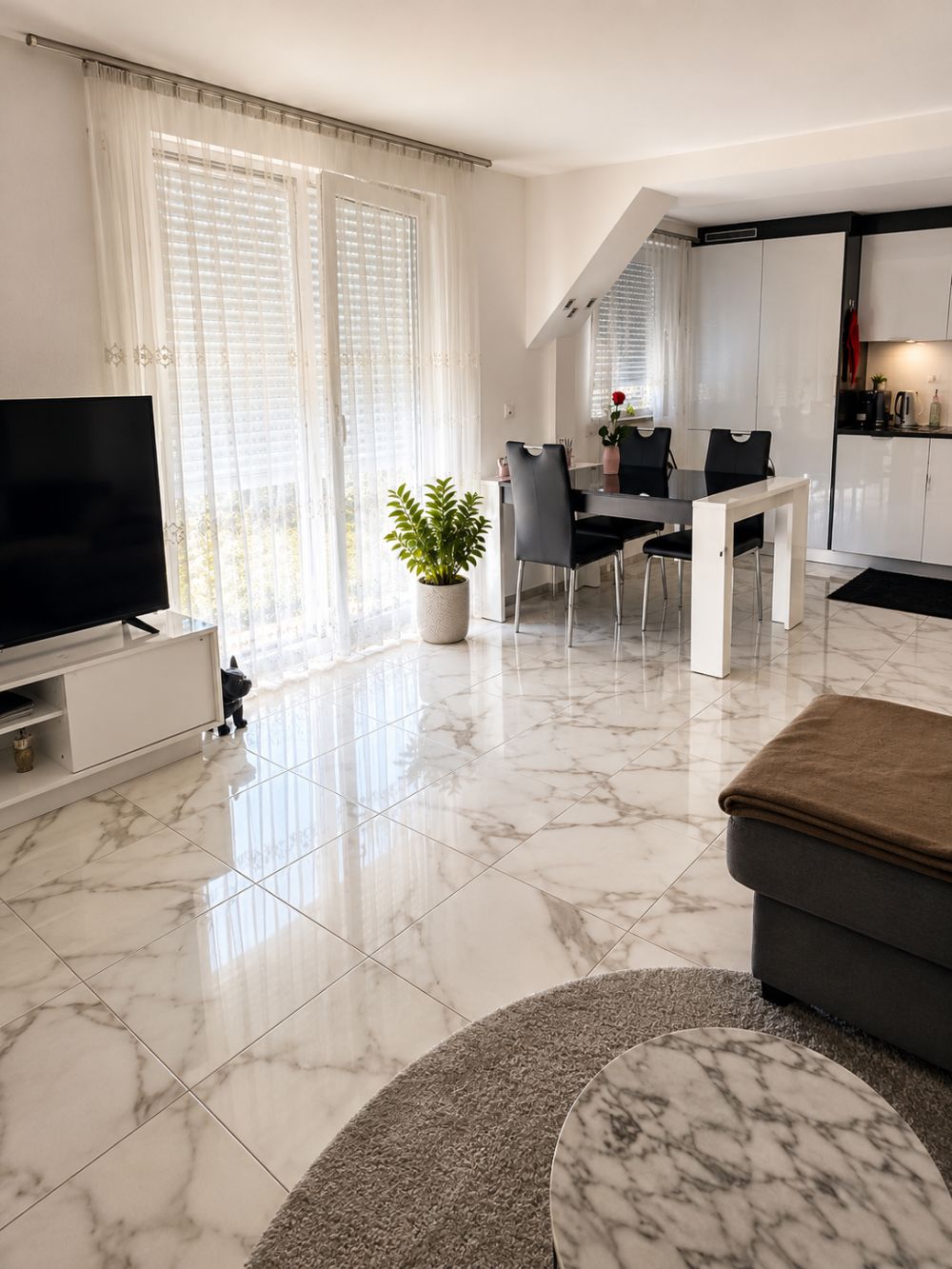 Helle 2.5 Zimmer-Wohnung mit Balkon in Studen - Bild 2