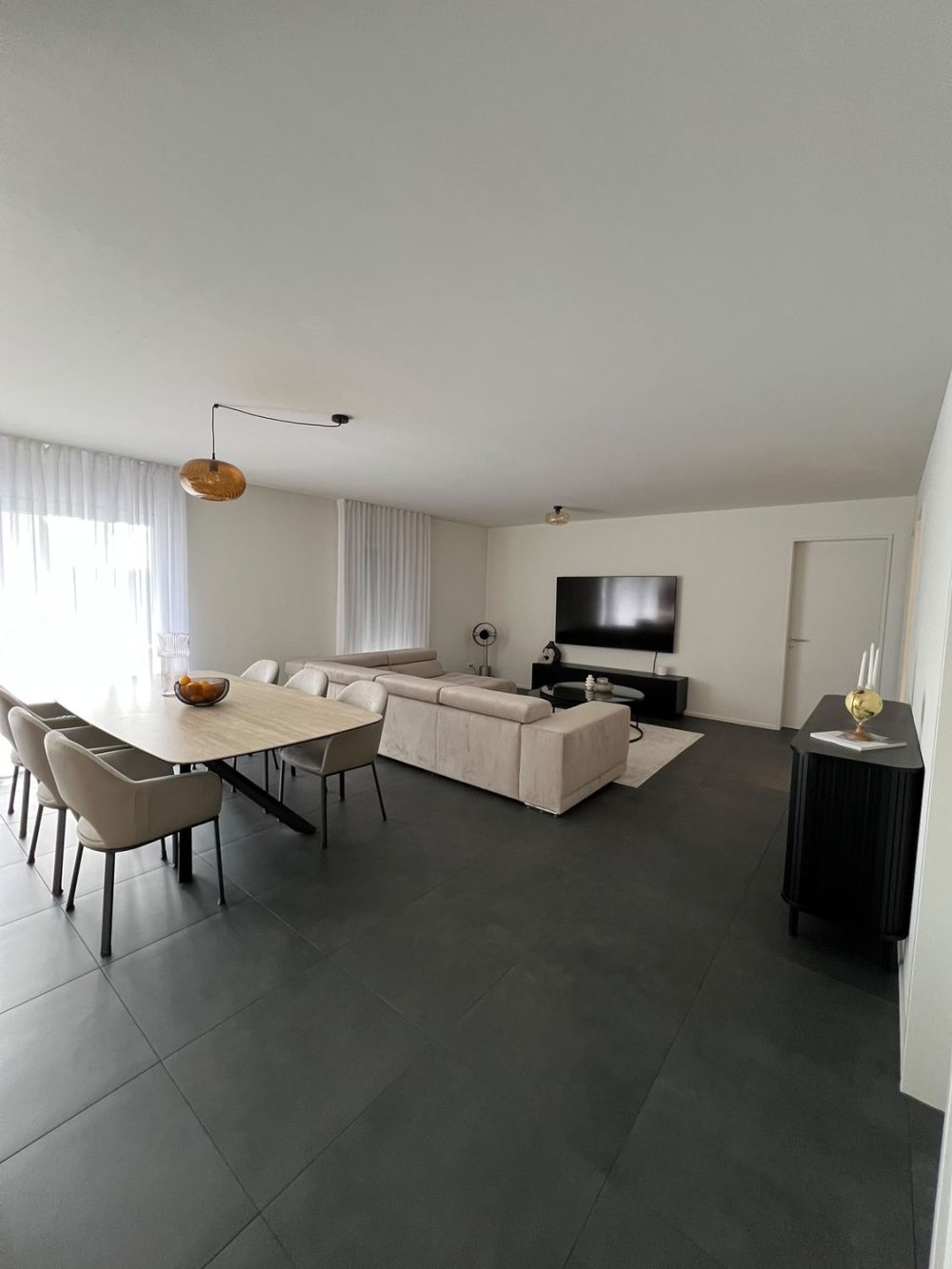 4.5-Zimmer-Wohnung mit grossem Balkon, 2 Einstellplätzen und Lift in Rottenschwil - Wohnzimmer