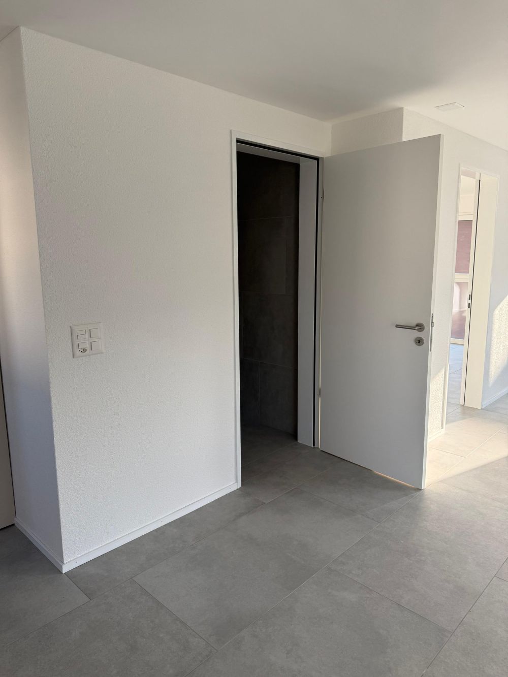Moderne 2.5-Zimmer-Wohnung in Reinach mit Balkon und Garage - Bild 7