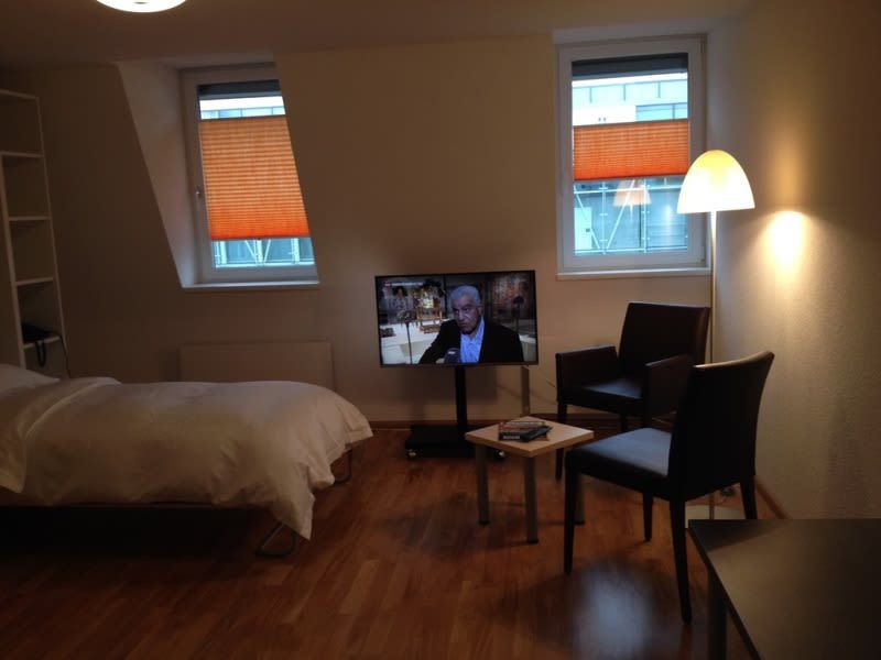 Modernes Apartmenthaus Nähe Syngenta und Roche - Wohn- und Schlafbereich