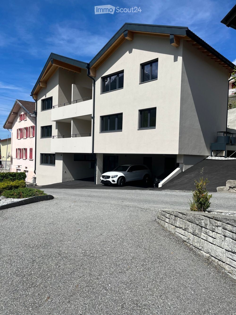 neue, moderne 3.5-Zimmer-Wohnung in Susten - Bild 1