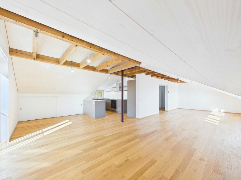 Sehr grosszügige, lichtdurchflutete, frisch renovierte Dachwohnung - Bild 6