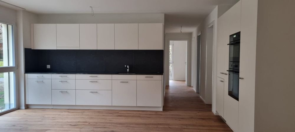 Appartement neuf lumineux et moderne de 4 pièces avec balcon, parking et carport inclus - Bild 4