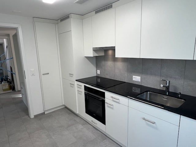 Erstvermietung nach Totalsanierung mit grosser Terrasse - Küche (3)