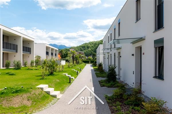 Caslano: Casa a schiera 2.5 locali - Giardino