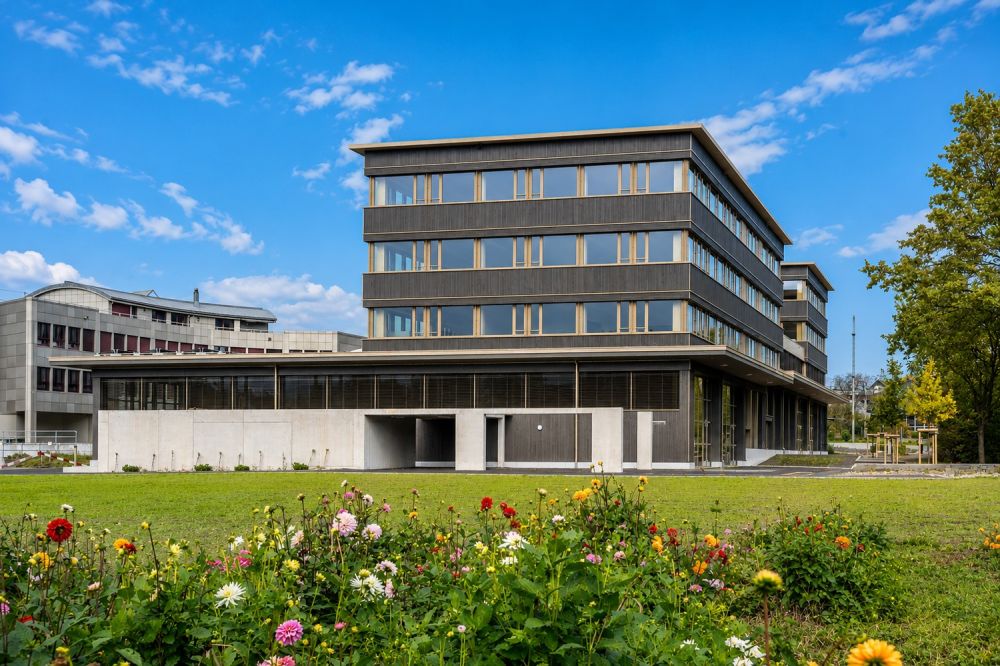 Erstvermietung: Attraktive 4.5-Zimmer-Wohnung auf dem Gewerbeareal ,,Gewerbepark Station Nänikon'' - Bild 1
