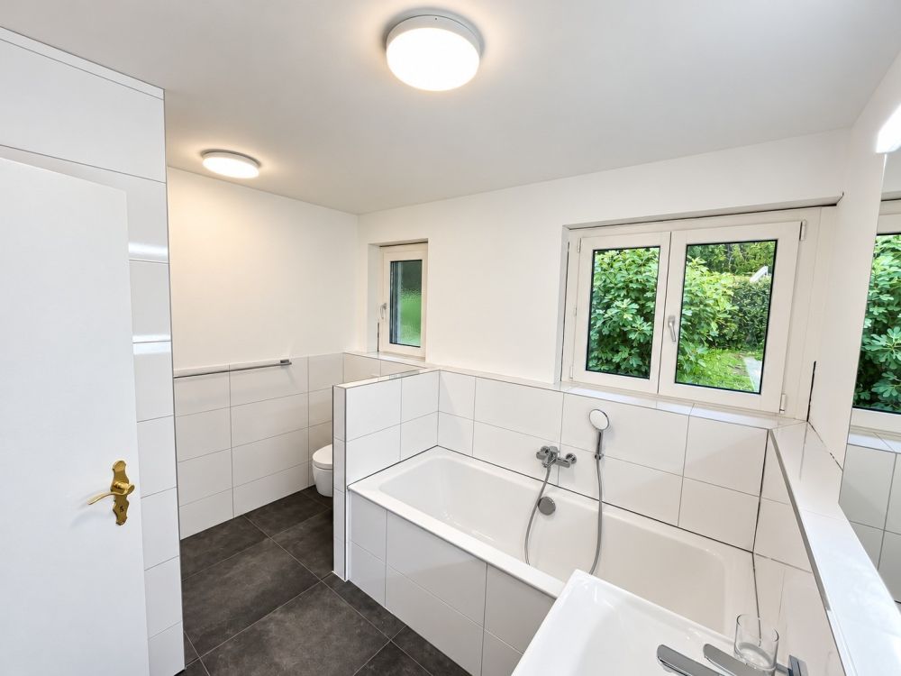 Wohnen mit Weitblick  sanierte 5-Zimmer-Wohnung mit unverbaubarer 180-Seesicht - Die gezeigten Fotos wurden mithilfe künstlicher Intelligenz (KI) bearbeitet und können daher Bild- und Darstellungsfehler aufweisen.