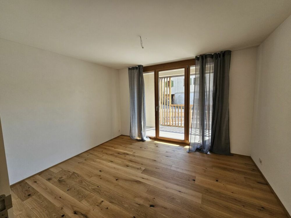 Moderne 4.5 Zimmer-Wohnung in Tomils - Bild 4