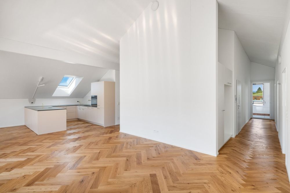 5.5-Zimmer-Dachwohnung mit Balkon und Loggia im Erstbezug - Wohn- und Essbereich