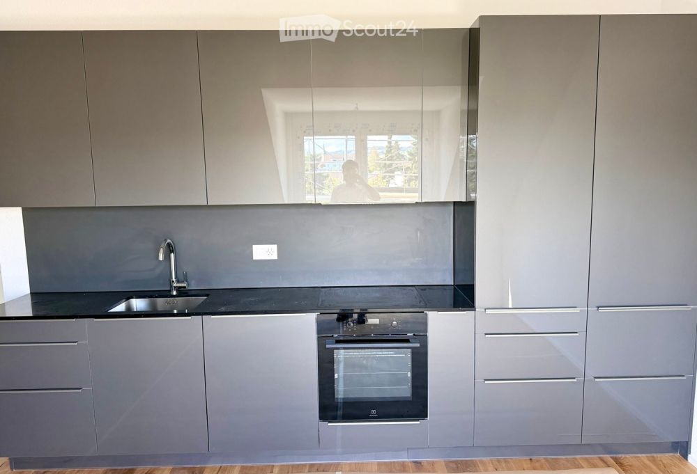 Neubau 2.5 Zimmer Wohnung; Dachhöhe 3.5 meter - Bild 1