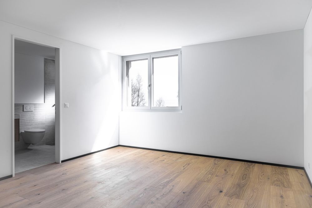 ERSTVERMIETUNG - Wohnen im Grünen mit Stadtnähe - Masterschlafzimmer mit Zugang Nasszelle