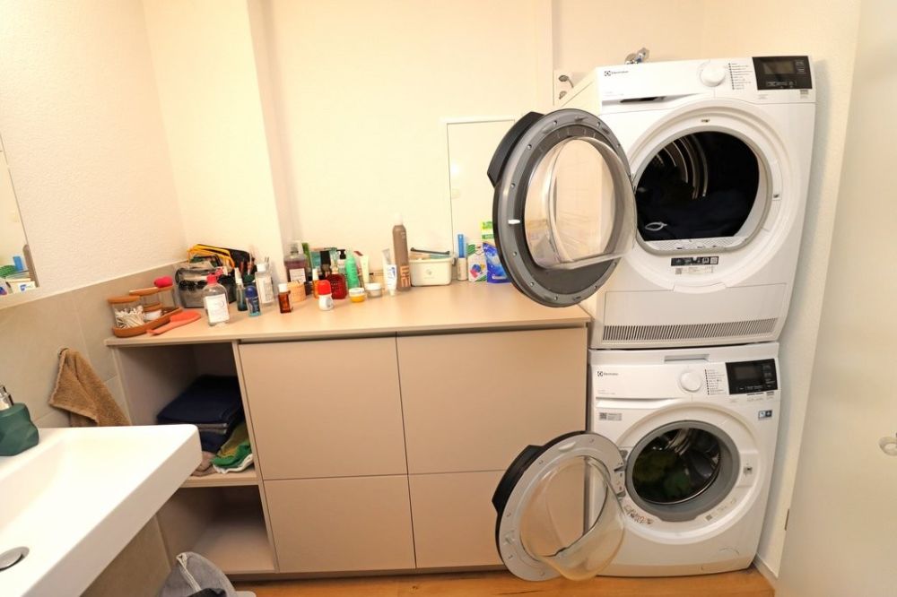 Moderne 3.5-Zimmer-Wohnung an zentraler Lage in Rüti - Badezimmer_-_Waschturm.jpg