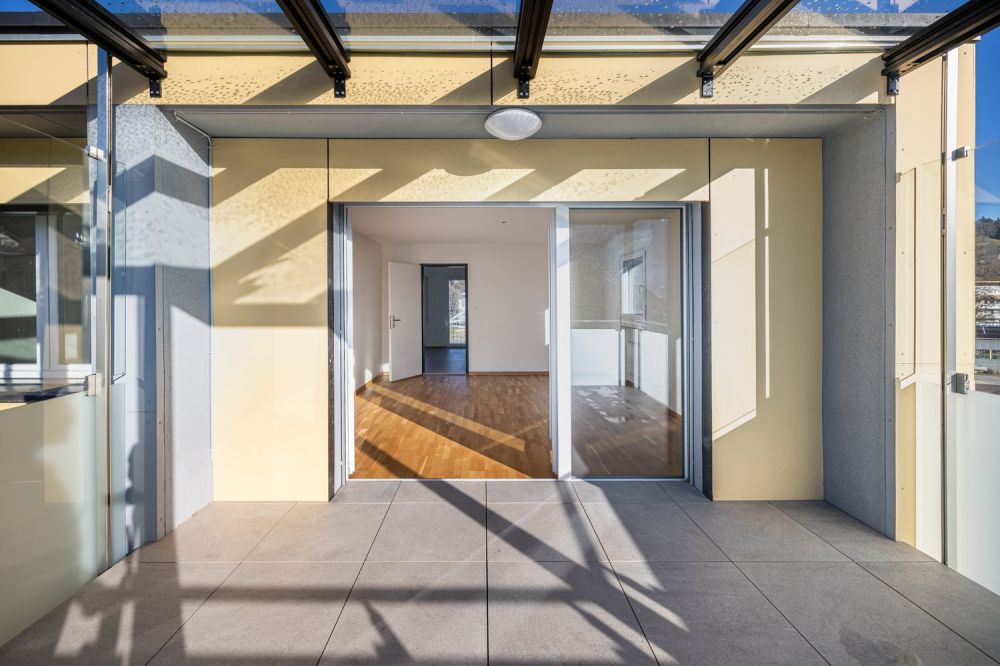 Schöne 4.5 Zimmerwohnung zu vermieten - grosser Balkon überdacht