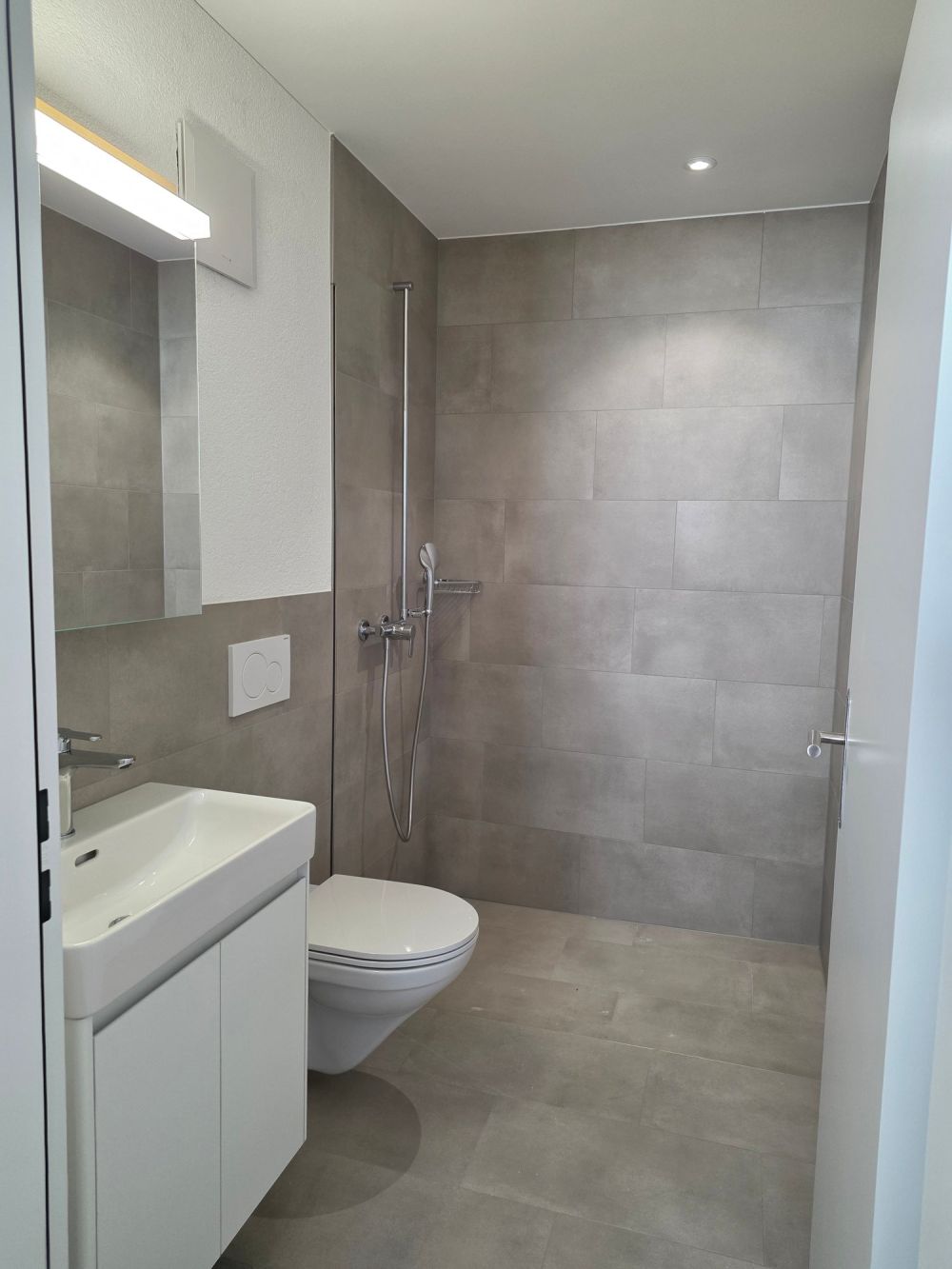 Erstvermietung  Moderne 4.5-Zimmer-Neubauwohnung - Badezimmer zu Zimmer 1