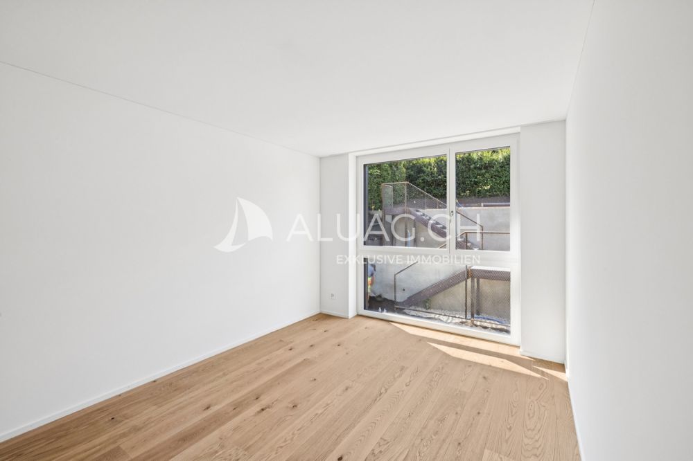 EXKLUSIVE 5.5-ZIMMER-WOHNUNG - Der Masterbedroom verfügt über ein en suite Badezimmer und eine integrierte Ankleide