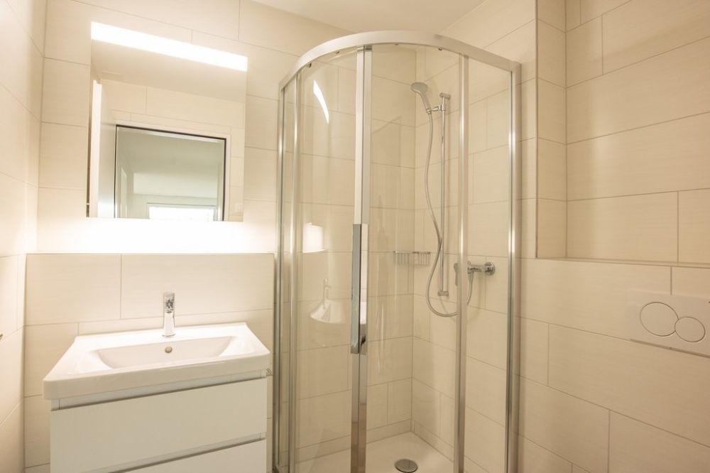 ERSTVERMIETUNG - Komfortabel Wohnen in Reinach mit eigener Waschküche - WC_Dusche.jpg