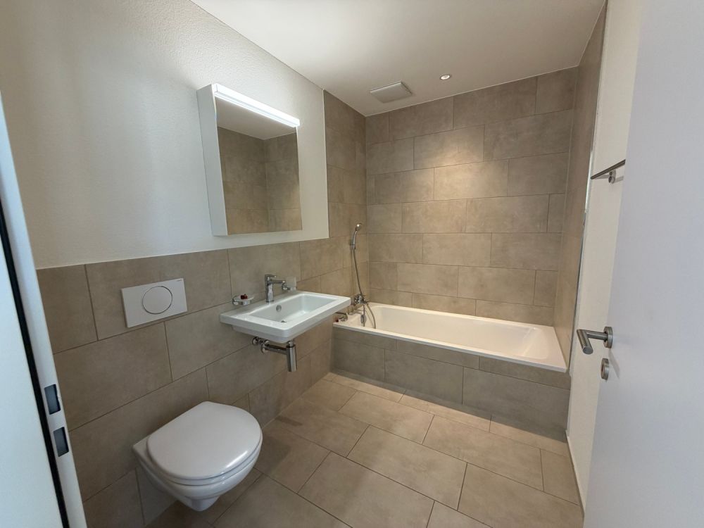 Moderne 3.5-Zimmer-Wohnung im EG in Rothrist zu vermieten - Badezimmer