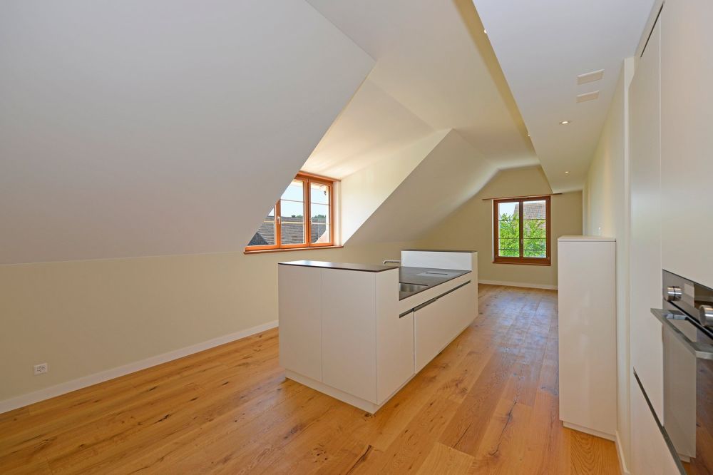 Hochwertige 3.5 Zimmer-Maisonette-Dachwohnung (100m²+) in Bassersdorf - Küche/Kochinsel