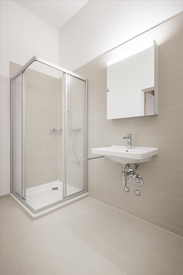 Mieten ohne Kaution - Tschent Wohna - urban mit viel Grünzone - Bad