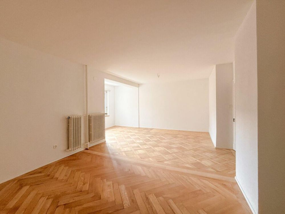2,5 Zimmer-Wohnung mit Balkon - Wohnzimmer mit Wandschränken