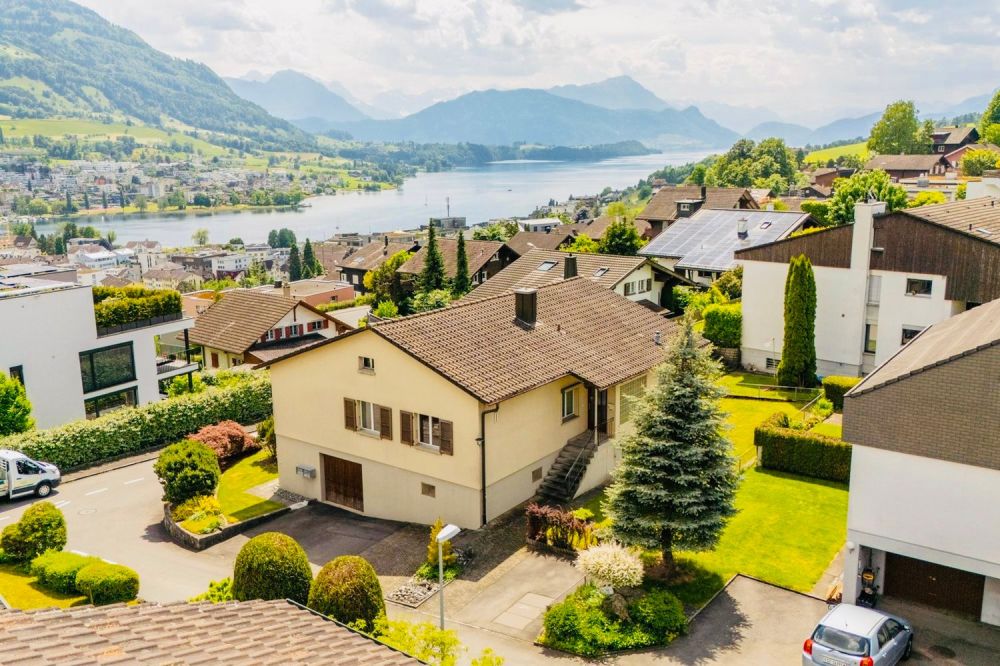 Exklusive 5.5-Zimmer-Wohnung mit Panoramasicht – renoviert, nahe Bahnhof - Bild 1