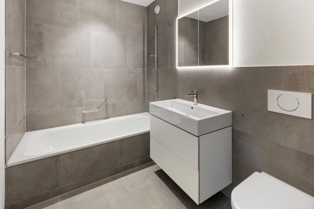 Neubau am Bächli - Ihre 4.5-Zimmer-Traumwohnung mit Aussicht - Badezimmer mit Badewanne
