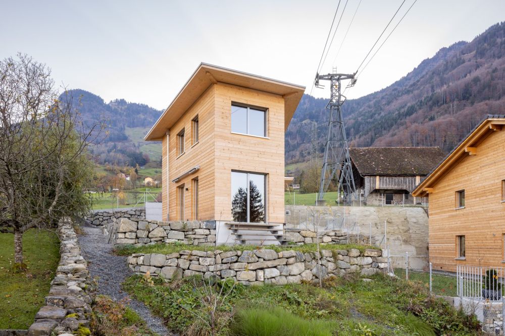 Einmaliges Holz100 3.5-Zimmer Kleinhaus in Attinghausen, UR - Bild 1