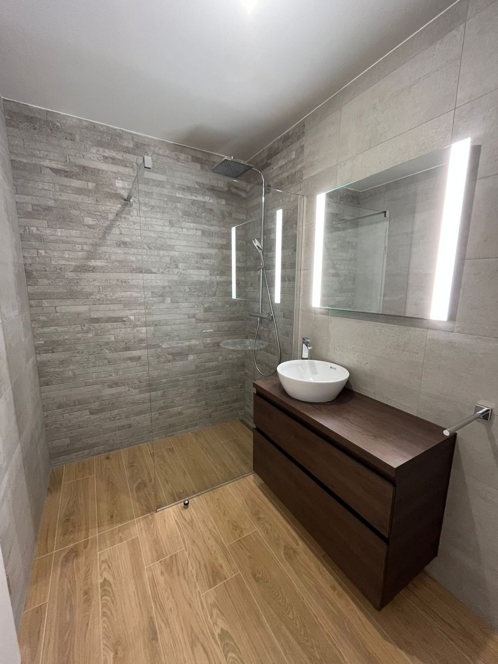Habitation de 2.5 pièces au rez-de-chaussée - salle de douches-wc