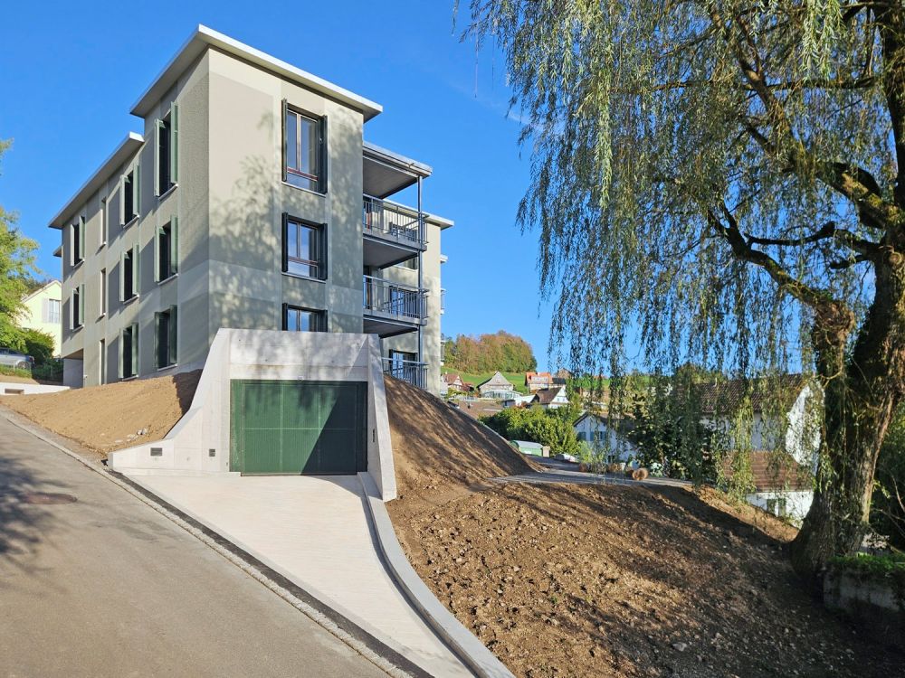 Erstvermietung - attraktiv Wohnen mit herrlicher Aussicht - Ansicht mit Eingang Tiefgarage