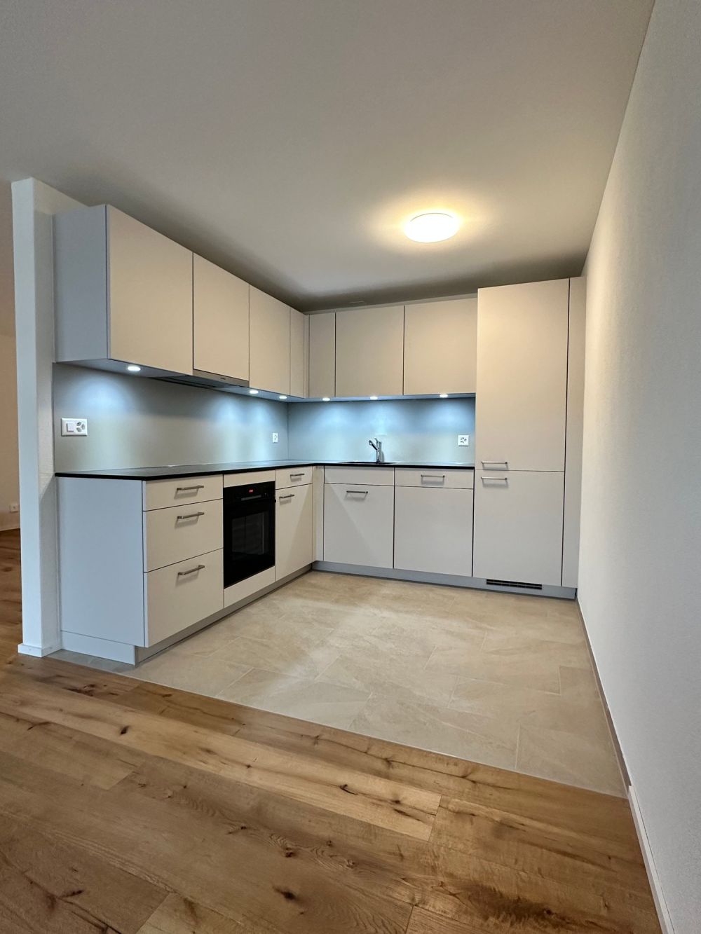 Neuwertige moderne 3.5-Zimmer-Wohnung mit eigenem Waschturm - Bild 3