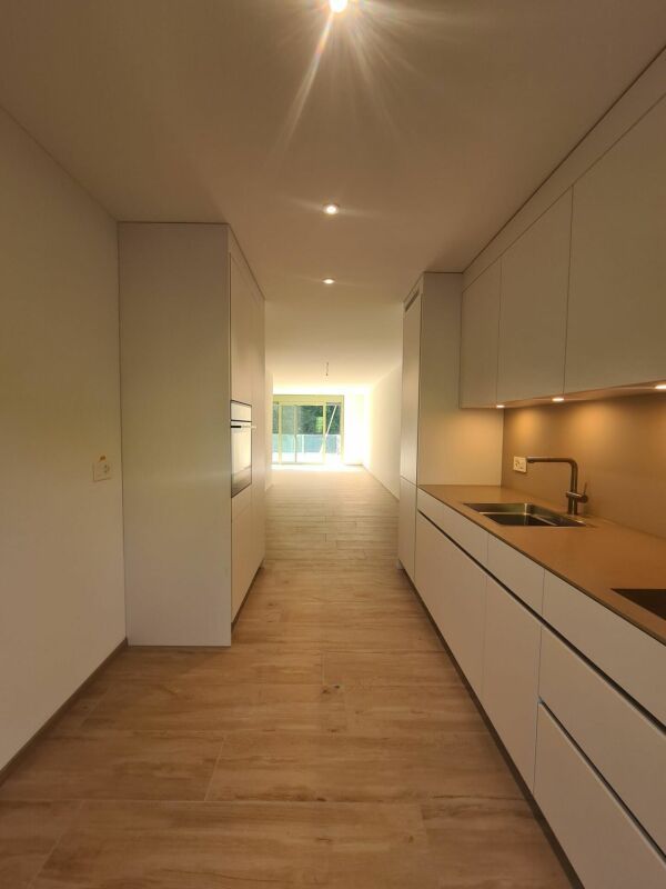 Erstvermietung! 3.5-Zimmer-Wohnung mit Terrasse direkt am Wasser inkl. Einstellplatz - Küche mit Sicht zur Terrasse / Wohnzimmer