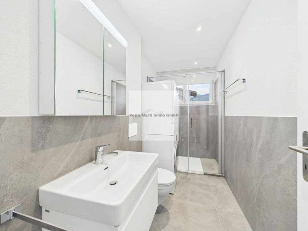 4.5-Zimmerwohnung im 1. OG - Badezimmer mit Dusche und Waschturm