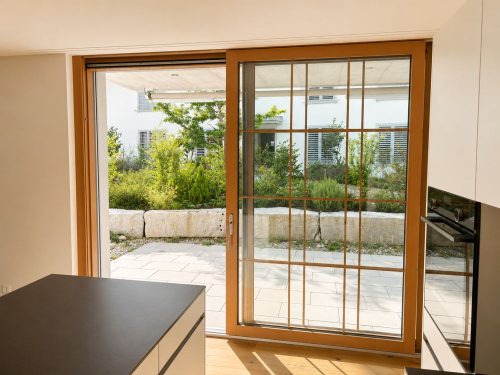 3.5-Zimmerwohnung mit Terrasse: ländlich mit Stadtanschluss leben - Küche/Terasse