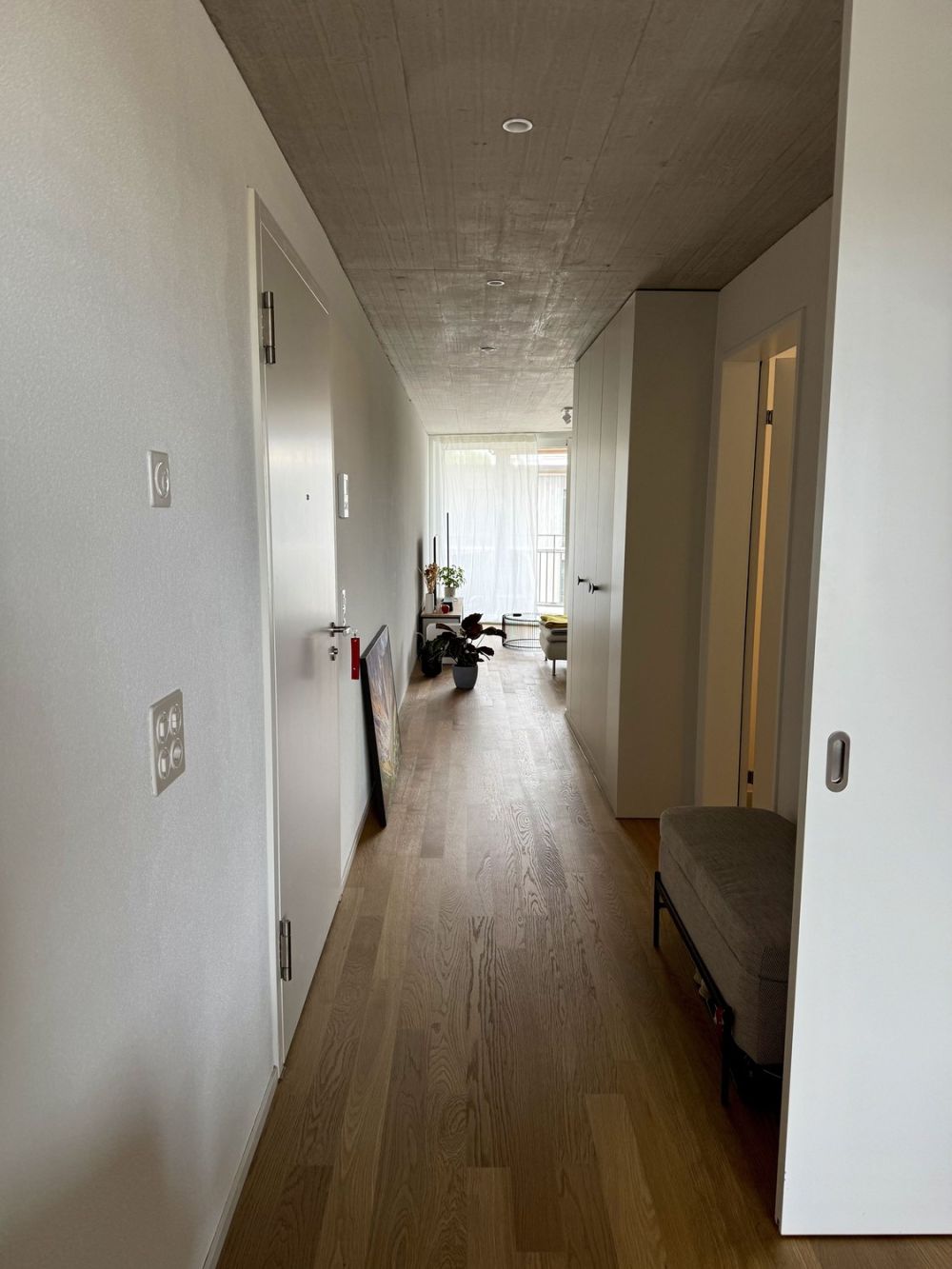 Moderne 2.5-Zimmerwohnung im 5. OG – naturnah wohnen in Kloten - Gang Richtung Eingangsbereich