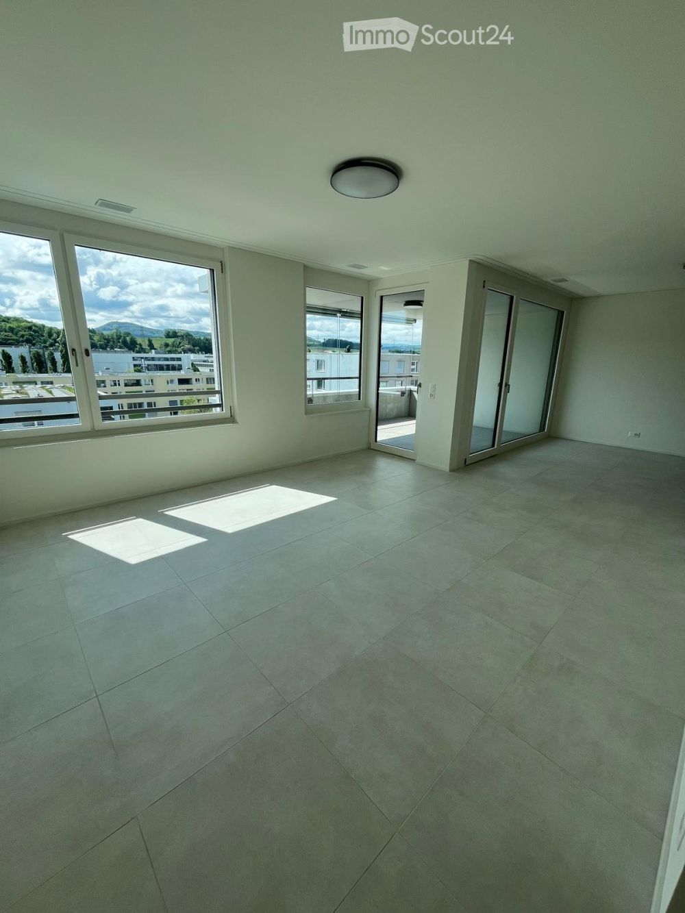 2.5-Zimmer-Neubauwohnung: Grosser Balkon, herrliche Aussicht, oberster Stock, inkl. Tiefgargenplatz - Bild 4