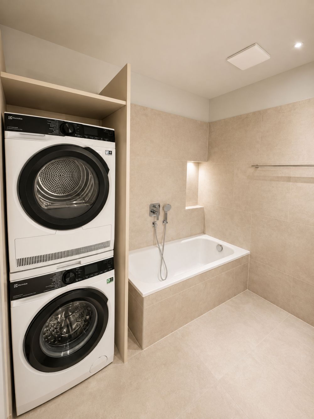 3.5-Zimmerwohnung mit Terrasse: ländlich mit Stadtanschluss leben - Gästebad Badewanne/WC/Waschturm
