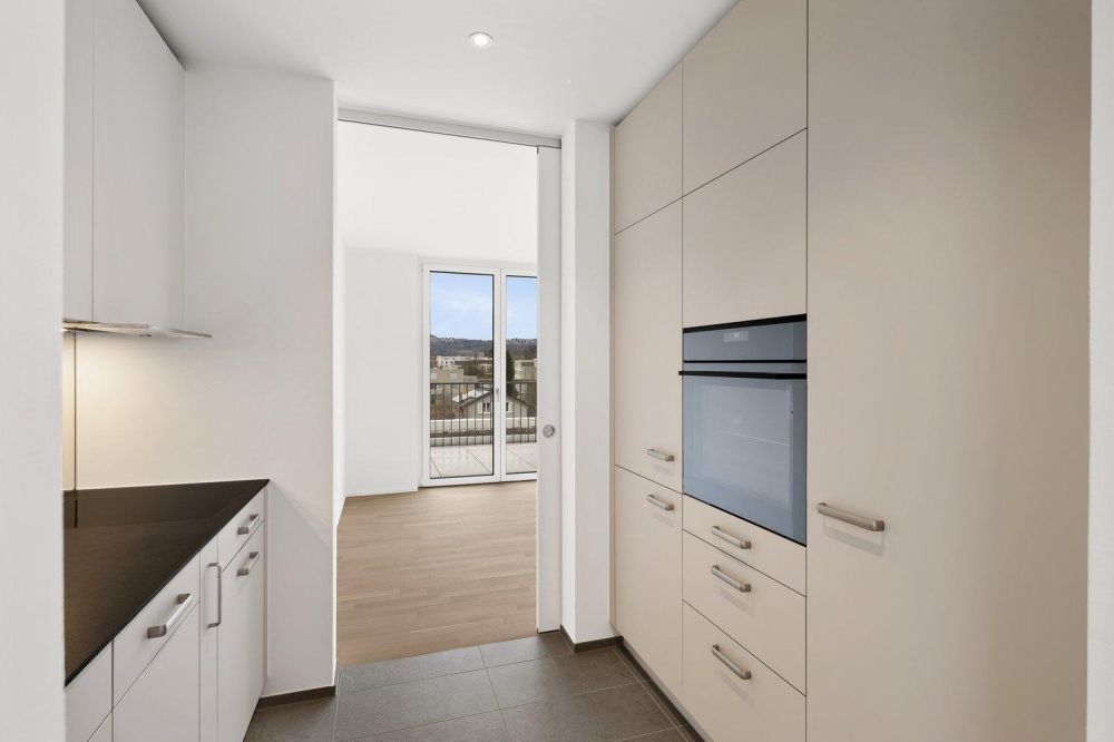 Neuwertige 2-Zimmer-Attika-Wohnung mit grosser Dachterrasse & Weitsicht in Uster - Bild 2