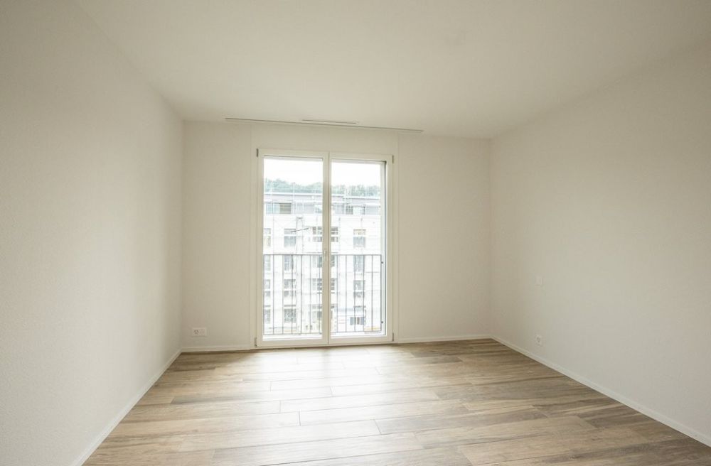 ERSTVERMIETUNG - Komfortabel Wohnen in Reinach mit eigener Waschküche - Zimmer_2.jpg