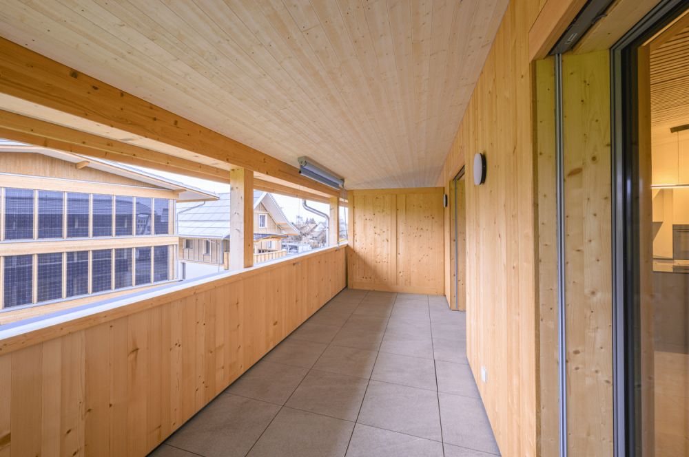 Moderne 3.5-Zimmer-Dachwohnung mit PlusEnergie-Standard in Güttingen - Bild 3