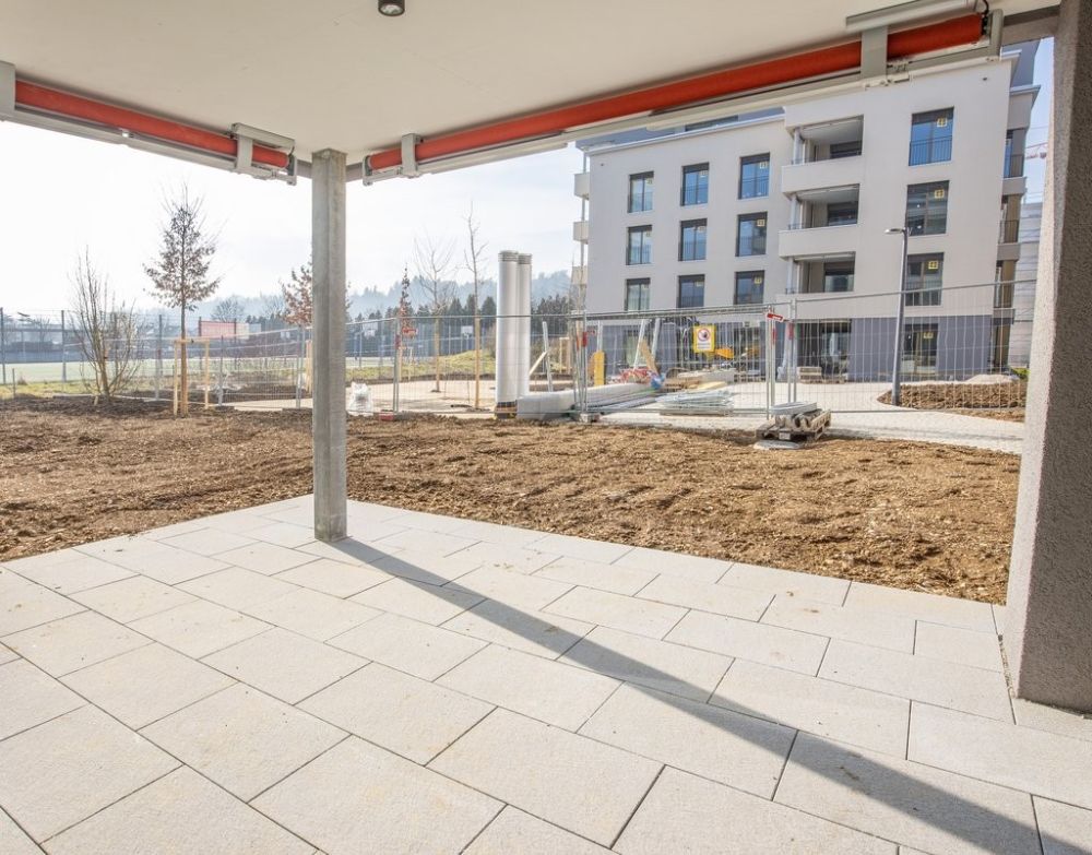 Grosszügige, helle Wohnung mit Sitzplatz und eigener Waschküche - Sitzplatz