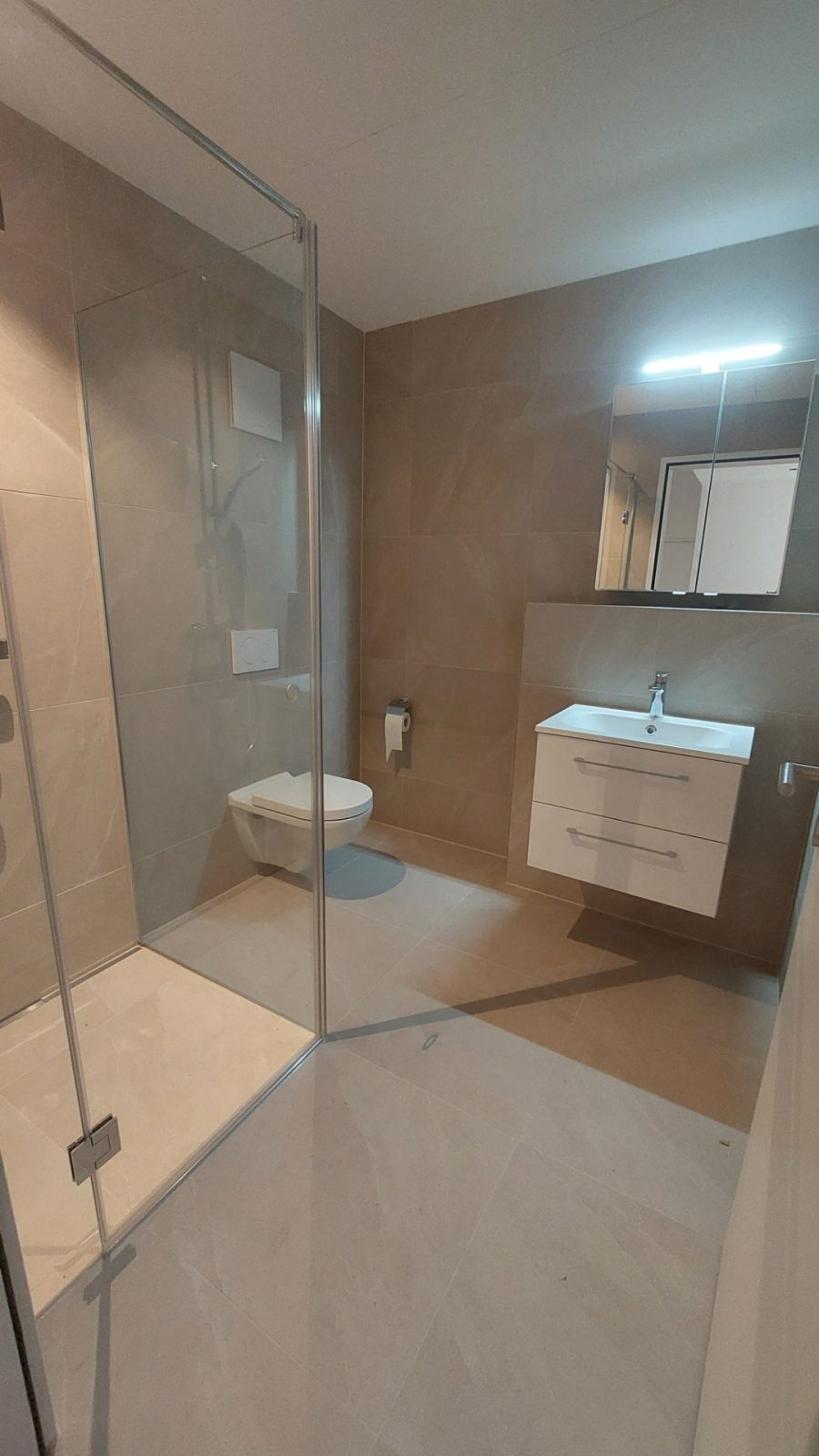 Erstbezug moderne 4.5-Zimmer-Wohnung in Bachs - WC und Dusche
