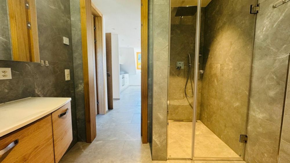 Helle, moderne 3½-Zimmer-Maisonettewohnung mit Wintergarten an idealer Lage in Itingen - Badezimmer mit Dusche