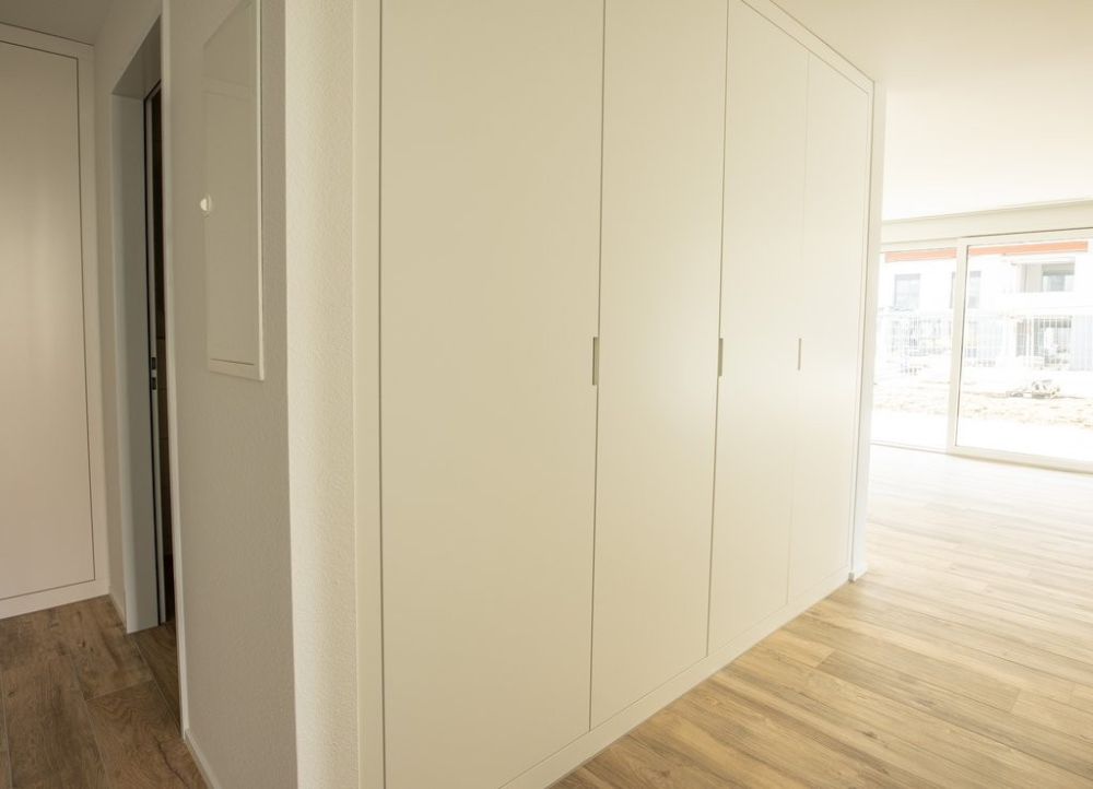 Grosszügige, helle Wohnung mit Sitzplatz und eigener Waschküche - Einbauschränke