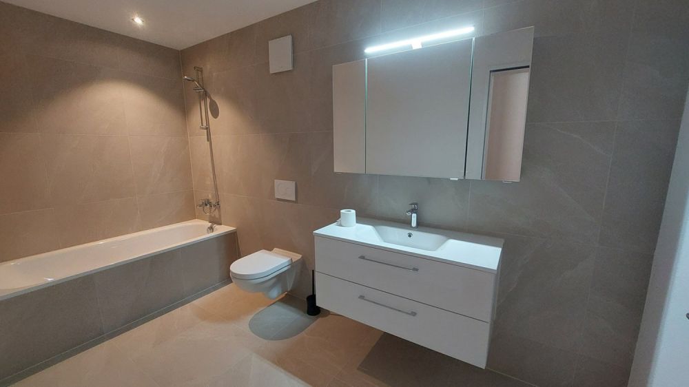 Erstbezug moderne 4.5-Zimmer-Wohnung in Bachs - WC und Badewanne